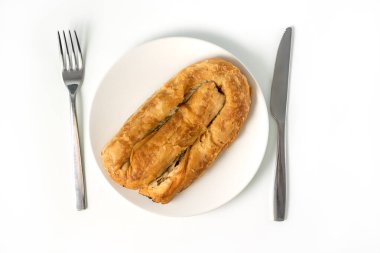 Balkanların geleneksel yemeği Meat Pie veya Burek, Orta Doğu ve Orta Asya beyaz arka planda izole edilmiştir. Et dolu ince hamur.