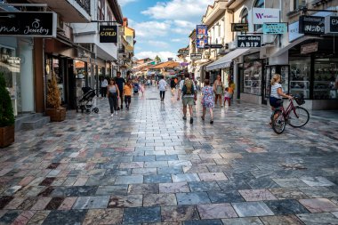 Ohri, Kuzey Makedonya - 14 Ağustos 2023 Ohri Kasabası St Clement, Ohri, Kuzey Makedonya 'da yürüyen turist ve yerel halk