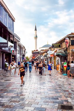 Ohri, Kuzey Makedonya - 14 Ağustos 2023 Ohri Kasabası St Clement, Ohri, Kuzey Makedonya 'da yürüyen turist ve yerel halk