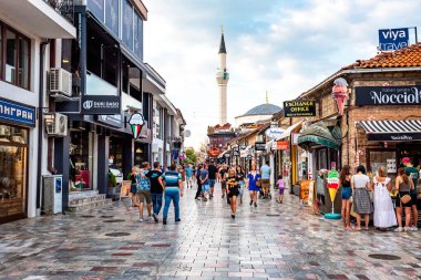 Ohri, Kuzey Makedonya - 14 Ağustos 2023 Ohri Kasabası St Clement caddesinde yürüyen turist ve yerel halk, Ohri, Kuzey Makedonya
