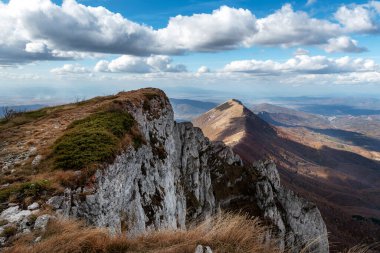 Trem zirvesi, Kuru Dağ 'ın (Suva planina) en yüksek zirvesi, Sırbistan, Sokolov kamen ane Mosor arka planda zirveler, güzel gökyüzü ve ormanın sonbahar renkleri