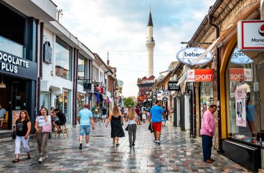Ohri, Kuzey Makedonya - 14 Ağustos 2023 Ohri Kasabası St Clement caddesinde yürüyen turist ve yerel halk, Ohri, Kuzey Makedonya