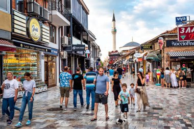 Ohri, Kuzey Makedonya - 14 Ağustos 2023 Ohri Kasabası St Clement caddesinde yürüyen turist ve yerel halk, Ohri, Kuzey Makedonya