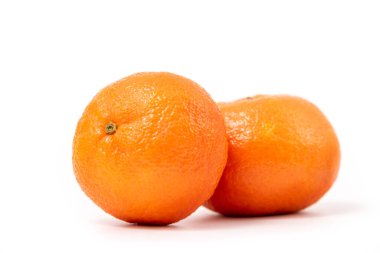 Mandalina ya da mandalina beyaz arka planda izole edilmiş. Olgun mandalina turuncuları beyaz arka planda izole edilmiş mandalina portakalı