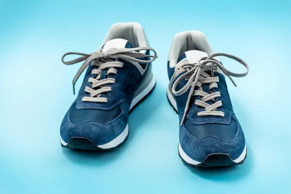 Açık mavi arkaplanda izole edilmiş mavi deri ayakkabılar.