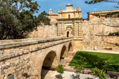 Giriş köprü ve Mdina, Northern Malta bölge müstahkem bir ortaçağ şehir kapısına.