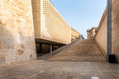 Güzel güneşli bir günde Malta Valletta 'da kireçtaşı merdivenleri