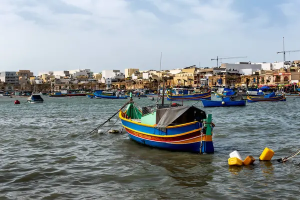 Malta 'nın Marsaxlokk köyünde geleneksel balıkçı tekneleri