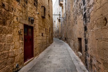Eski Roma şehri Mdina 'nın boş caddesi, eski Malta' nın başkenti, ortaçağ şehrine güçlendirilmiş. Popüler turizm beldesi
