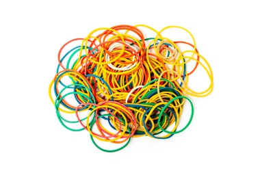 Beyaz arkaplanda izole edilmiş renkli lastik bantlar