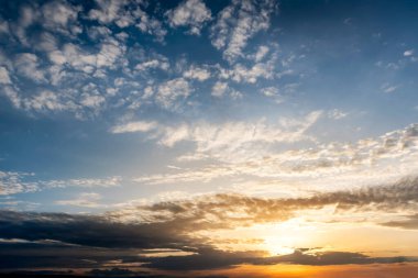 Günbatımında gökyüzü. Doğa soyut bileşimi, arkaplan, grafik kaynakları