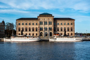 Ulusal Yarımadası üzerinde yer alan Güzel Sanatlar Müzesi bina (Nationalmuseum) Blasieholmen ile beyaz deniz araçları, şehir merkezinde gemi Lake Malaren su, mavi gökyüzü arka planda, Stockholm, İsveç