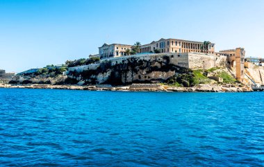 Bighi Kraliyet Donanma Hastanesi kompleksi denizden görüldü. Valletta, Malta