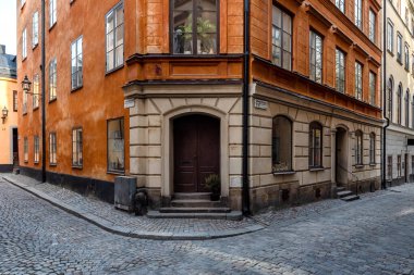 Stockholm 'ün en eski mahallesi olan Gamla Stan' deki İsveç kaldırım taşı caddesi..
