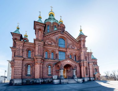 Uspenski Katedrali, Helsinki 'deki Ortodoks Kilisesi, güneşli bir günde tepede. Kızıl Kilise - Finlandiya 'nın başkentinde turizm beldesi.