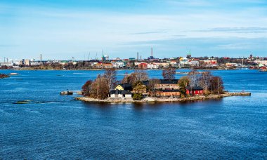 Finlandiya, Helsinki 'de güneşli bir günde Lonna adası ve Finlandiya Körfezi manzarası