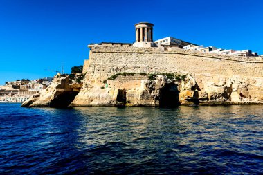 Valetta, Malta, denizin üzerinde yükselen askeri bir kale manzarası. Ortaçağ kalesi Valletta şehrini koruyor..