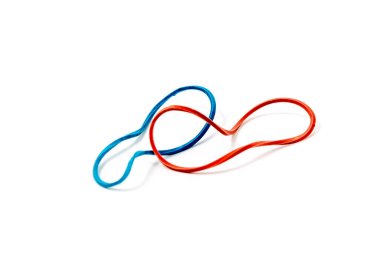 Beyaz zemin üzerinde mavi ve kırmızı lastik bantlar izole