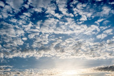 Günbatımında gökyüzü. Doğa soyut bileşimi