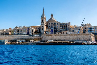 Malta 'daki Valletta şehrinin antik mimarisine sahip güzel bir şehir manzarası. Deniz manzarası