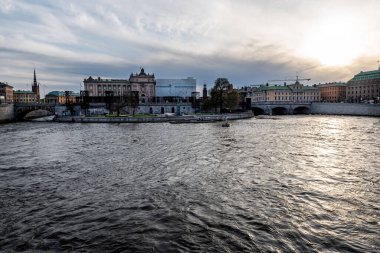 Stockholm Şehir Merkezi, İsveç, Alacakaranlık 'ta Kraliyet Sarayı ve Ortaçağ Stockholm Müzesi ile.