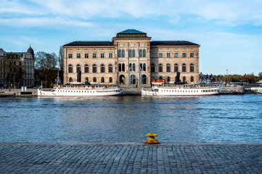 Ulusal Yarımadası üzerinde yer alan Güzel Sanatlar Müzesi bina (Nationalmuseum) Blasieholmen ile beyaz deniz araçları, şehir merkezinde gemi Lake Malaren su, mavi gökyüzü arka planda, Stockholm, İsveç