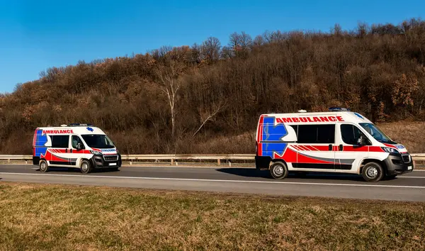 Gün batımında otoyolda hız yapan iki ambulans aracı. Ambulans ekipleri olay yerine intikal ediyor..