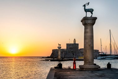 Eski Rodos limanında gün doğumu. Rodos Limanı 'na ilk gün ışığında giriş. Rodos Adası, Yunanistan