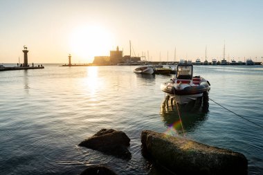 Eski Rodos limanında gün doğumu. Rodos Limanı 'na ilk gün ışığında giriş. Rodos Adası, Yunanistan