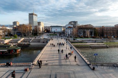 Nis, Sırbistan 2 Mart 2024. Nis şehir merkezindeki kalenin, nehrin ve caddelerin üstünden bak. Nis, Sırbistan 'da büyük ve ünlü bir turistik kent.