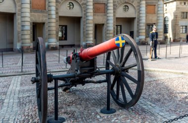Stockholm, İsveç: 2 Mayıs 2024: Kraliyet hazinesini koruyan İsveçli bir asker. İsveç kraliyet sarayı 1760 yılında kuruldu..