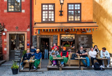 Stockholm, İsveç - 2 Mayıs 2024: Stockholm 'de Stortorget Meydanı' nda ünlü bir kafe olan Chokladkoppen, soğuk bir günde bir fincan sıcak çikolata yemek için harika bir yerdir..