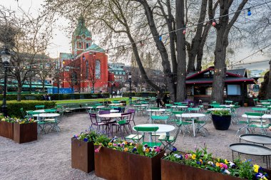 Stockholm, İsveç - 2 Mayıs 2024: Güneşli bir bahar gününde Kungstrdgrden Park 'ta açık bir kafe. 