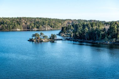 Stockholm takımadalarındaki güzel güneşli bir gün batımında adaların manzarası. İsveç. Su manzarası