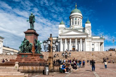 Helsinki, Finlandiya - 4 Mayıs. 2024: Helsinki Katedrali ve Çar II. Alexander Anıtı Senato Meydanı 'nda