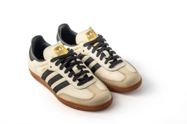 Belgrad, Sırbistan - 30 Ağustos 2024. Siyah çizgili Adidas Orijinal Samba Beige. Antrenör ayakkabıları, eski spor ayakkabıları. Beyaz arkaplanda izole