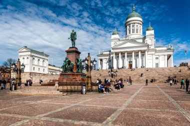 Helsinki, Finlandiya. 4 Mayıs 2024: Helsinki Katedrali ve Çar II. Alexander Anıtı