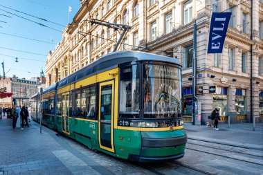 Helsinki, Finlandiya. 4 Mayıs 2024: Finlandiya 'nın güzel bir bahar gününde Helsinki şehrinin orta kesimine yeşil tramvay taşıma