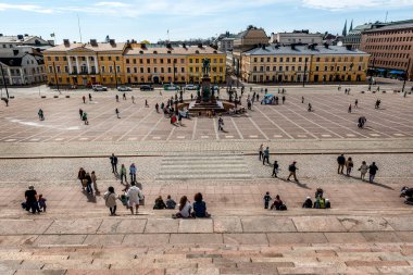 Helsinki, Finlandiya. 4 Mayıs 2024: Çar II. Alexander Katedral 'den Senato kare manzaralı anıt