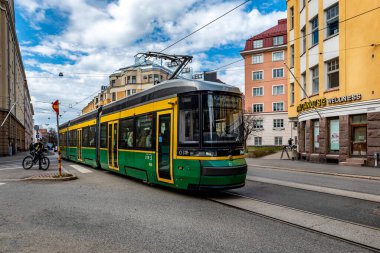 Helsinki, Finlandiya. 4 Mayıs 2024: Finlandiya 'nın güzel bir bahar gününde Helsinki şehrinin orta kesimine yeşil tramvay taşıma