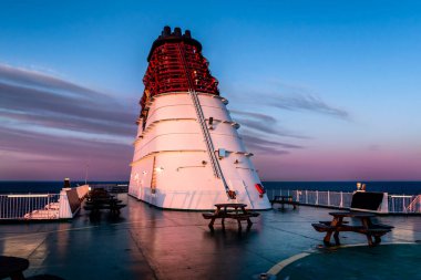 Yolcu gemisi baca egzozu. Stockholm Aechipelago, İsveç 'te gün batımında çekilen feribottaki baca egzozunun yakın çekimi..