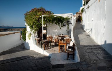 Yunanistan 'ın Rodos kentindeki Lindos kentinin Ortaçağ Mimarisinde Kafe.