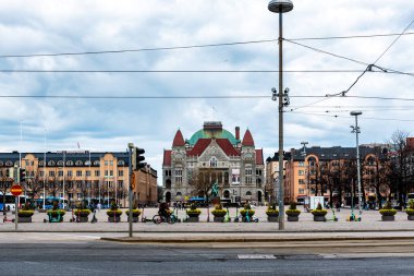 Helsinki, Finlandiya - 4 Mayıs 2024. Finlandiya Ulusal Tiyatrosu, 1872 yılında Helsinki Merkez Tren İstasyonu Meydanı 'nın kuzey tarafında kurulmuş bir tiyatrodur..