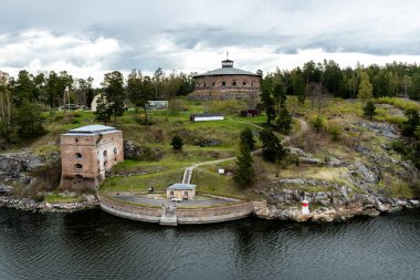 Tarihsel Oskar-Fredriksborg kalesi, İsveç 'in bulutlu bir sabahında görülen Stockholm takımadasının savunma mevkilerinden biridir.