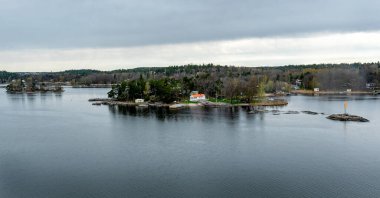 Stockholm takımadalarındaki adaların güneş altında panoramik manzarası. İsveç. Su manzarası