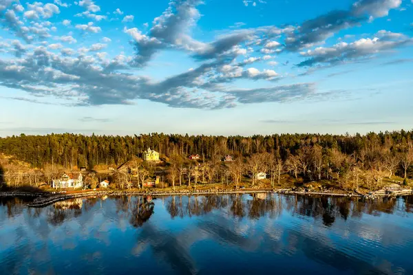 Stockholm takımadalarındaki güzel güneşli bir gün batımında adaların manzarası. İsveç. Su manzarası