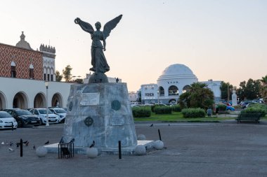 Rodos, Yunanistan. 3 Temmuz 2024: Rodos kasabasındaki Mandraki limanında zafer anıtı.