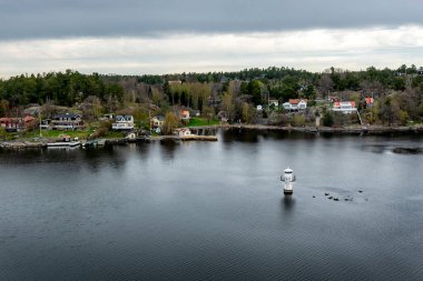 Stockholm takımadalarındaki adaların güneş altında panoramik manzarası. İsveç. Su manzarası