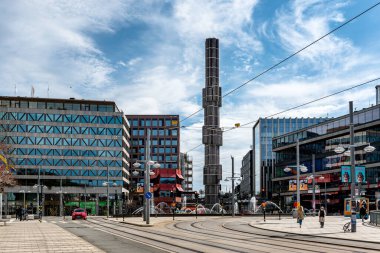 Stockholm, İsveç - Mayıs 06, 2024: Çeşme ve cam heykel Sergel Meydanı 'nda arka planda Kulturhuset ile Kristallvertikalaksan