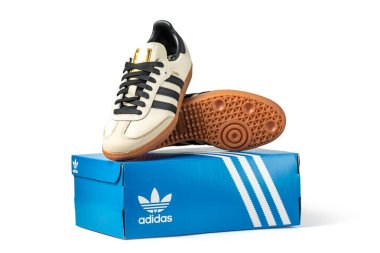 Belgrad, Sırbistan - 30 Ağustos 2024. Orijinal Adidas Samba Beige siyah çizgili ve mavi Adidas ayakkabı kutusu. Klasik bir spor ayakkabı. Kırpma yolu dahil olmak üzere beyaz arkaplanda izole edildi